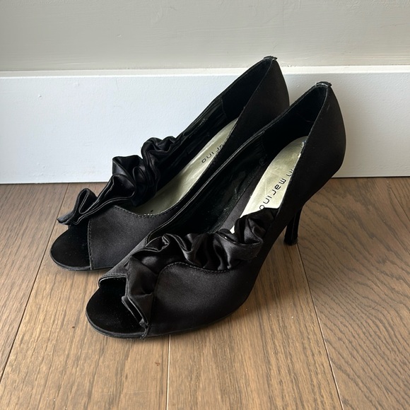 Black satin ruffle heels - Picture 1 of 3